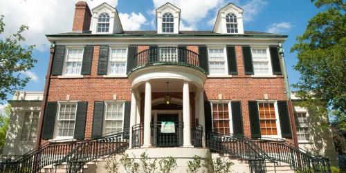 Exterior of Bea Field Alumni House.